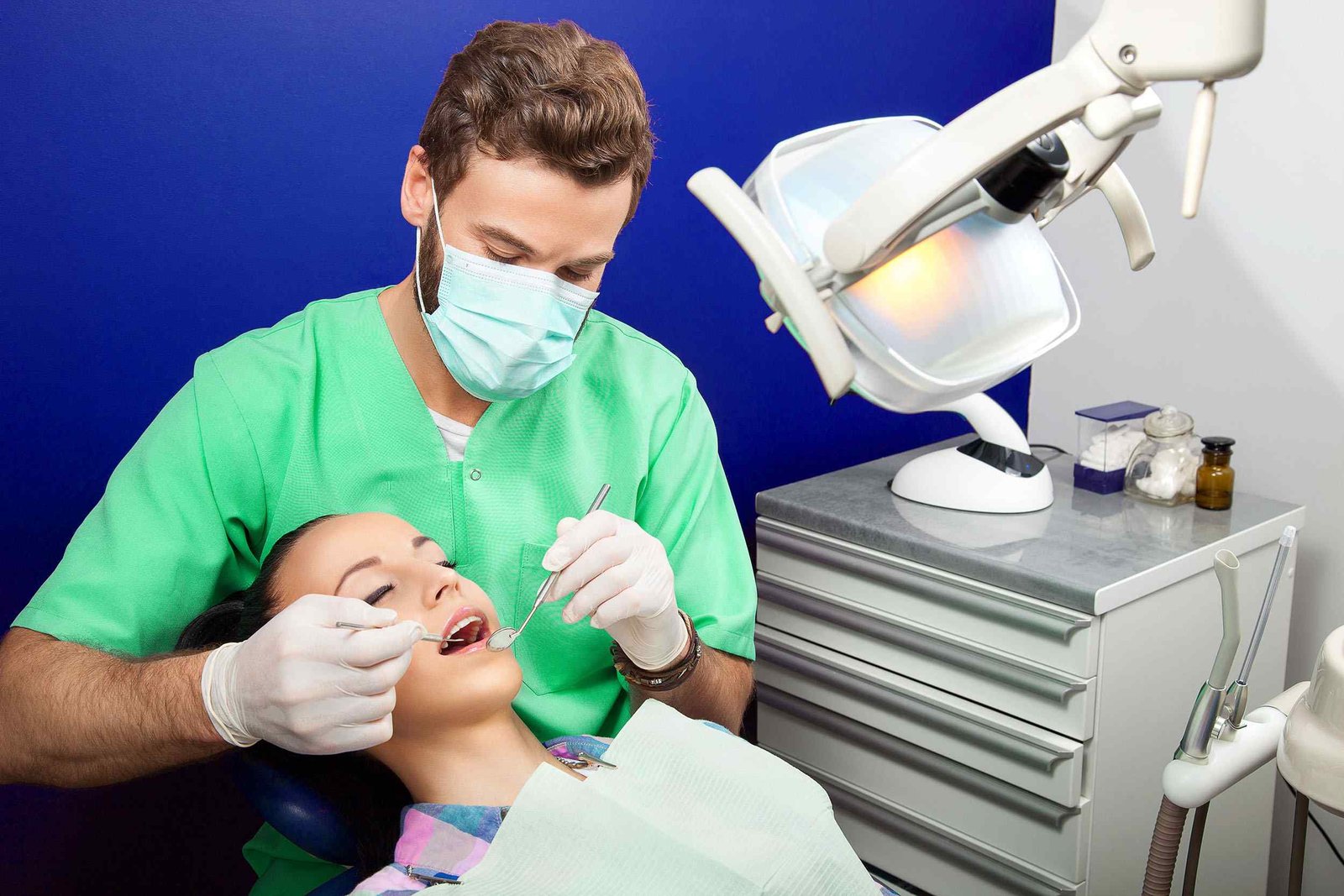 https://dentaldesigndistrict.com/wp-content/uploads/2020/02/img-doctor.jpg
